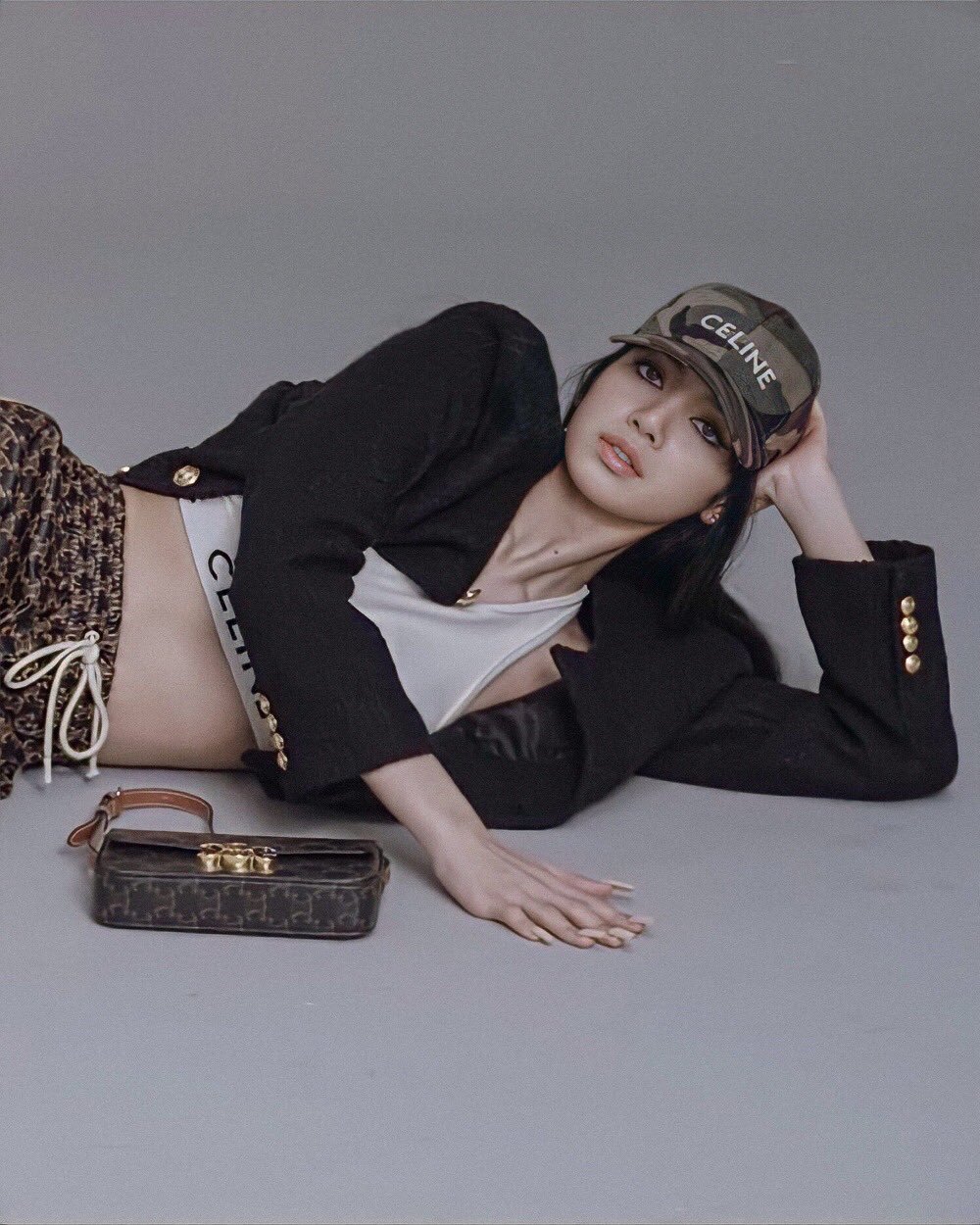 再次被Lisa的眼神电晕，CELINE缪思Lisa登日版《Vogue》时尚杂志