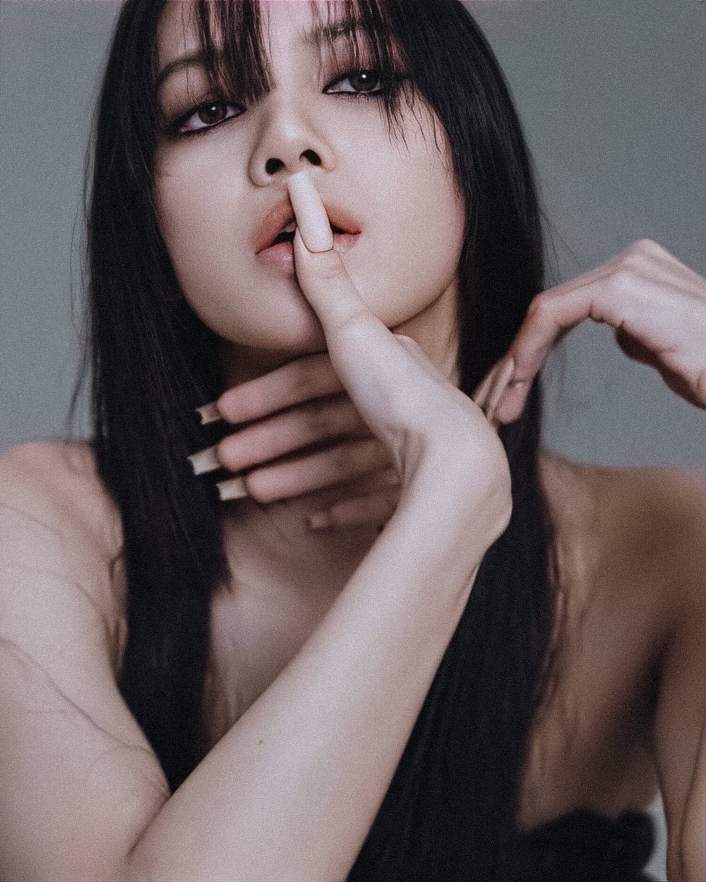 再次被Lisa的眼神电晕，CELINE缪思Lisa登日版《Vogue》时尚杂志