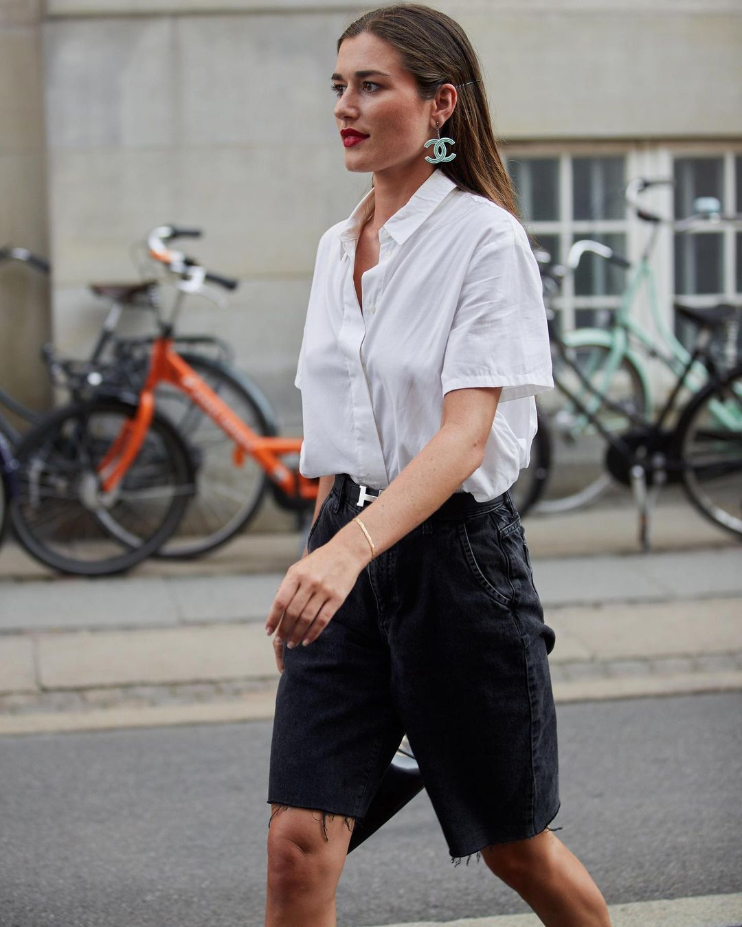 娇小女生也能穿出酷帅气场！今年春夏各国潮人都爱穿五分裤