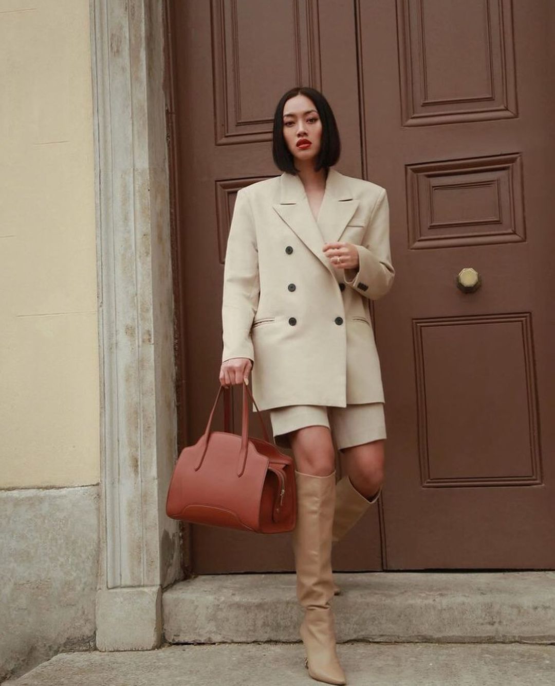 娇小女生也能穿出酷帅气场！今年春夏各国潮人都爱穿五分裤