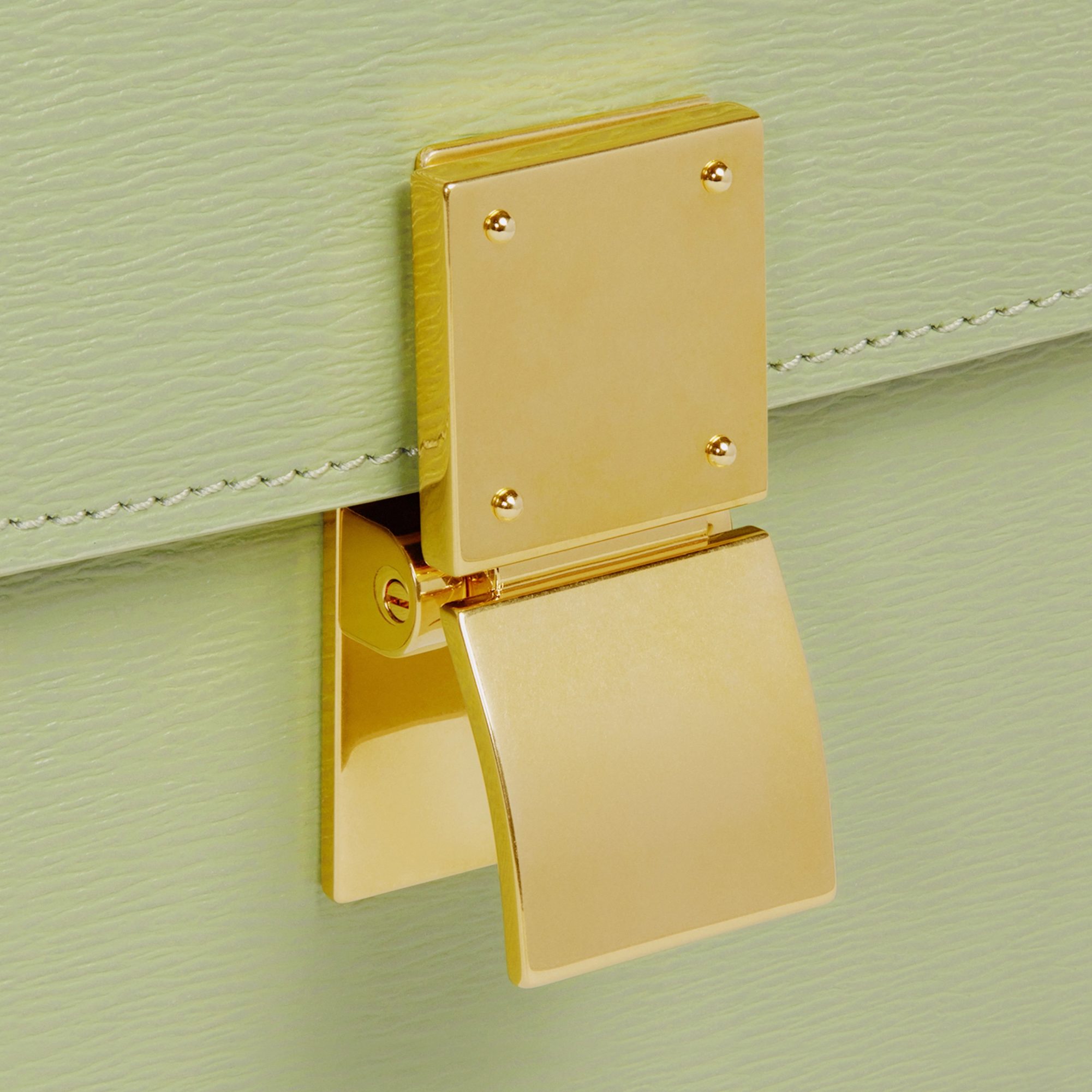 备受女生喜爱,CELINE Teen Classic Bag推出全新粉嫩包款