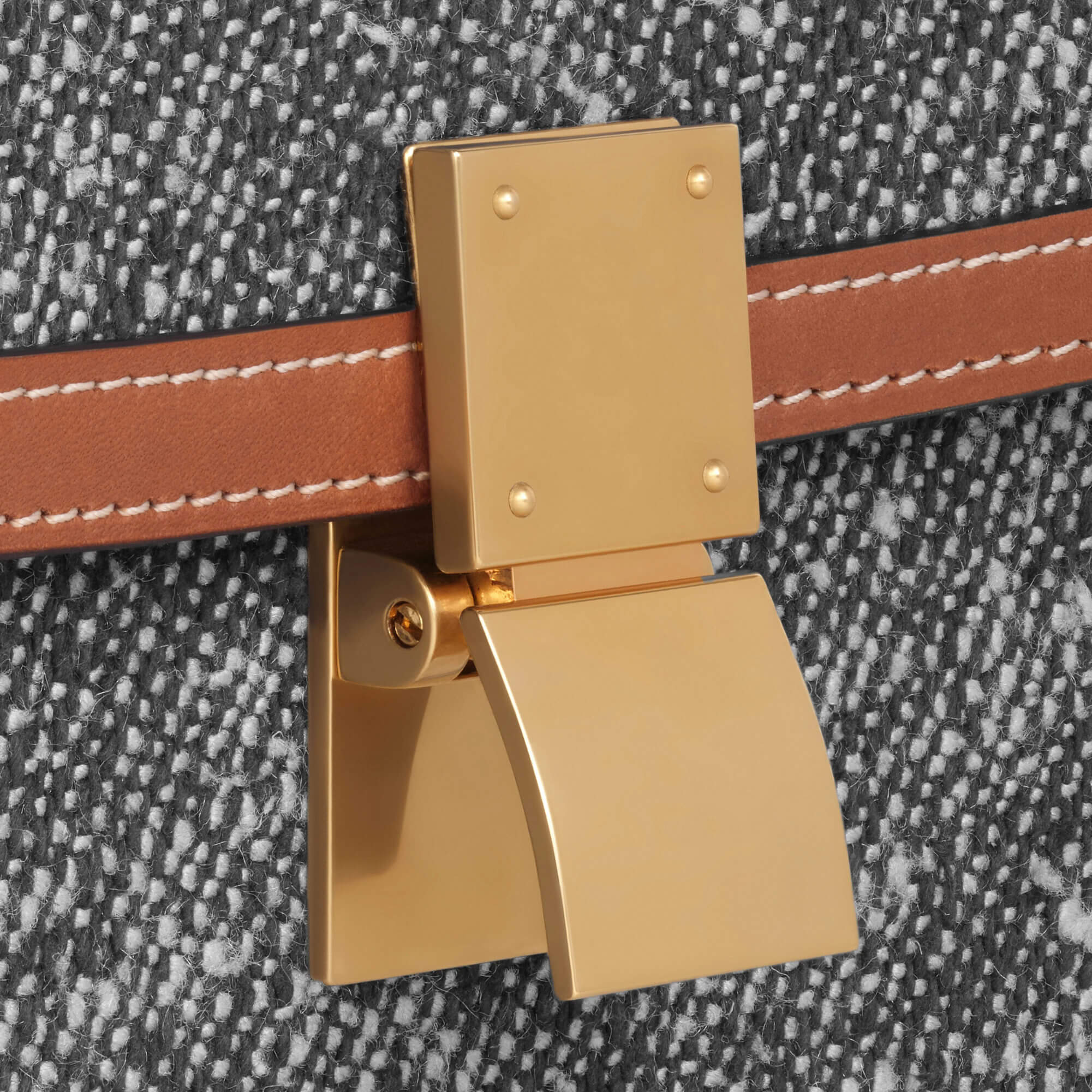 备受女生喜爱,CELINE Teen Classic Bag推出全新粉嫩包款