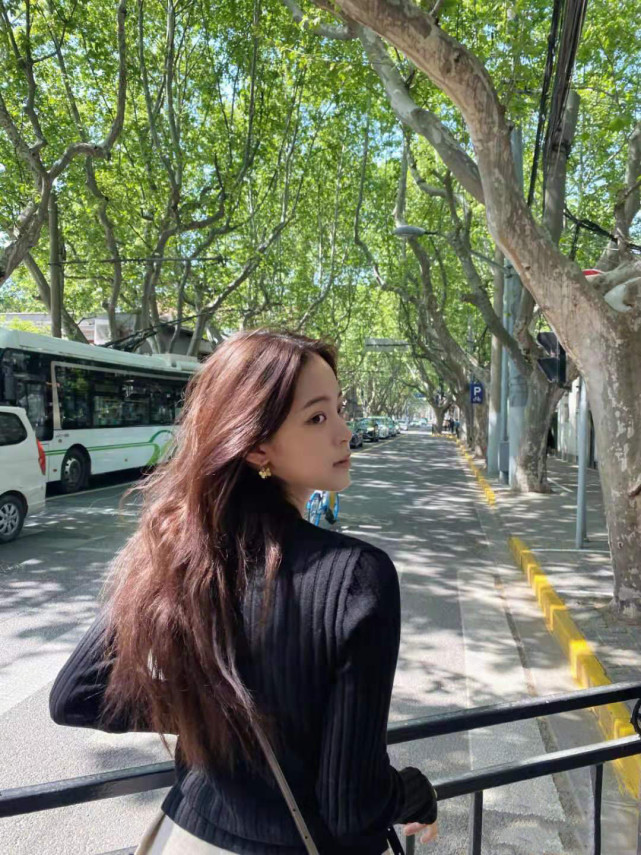 欧阳娜娜晒街拍美照 发迷惑数字网友众说纷纭