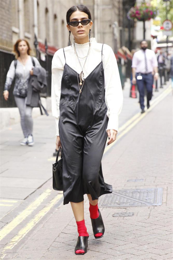 欧美街拍:春季看街头时尚潮女吊带裙穿搭秀