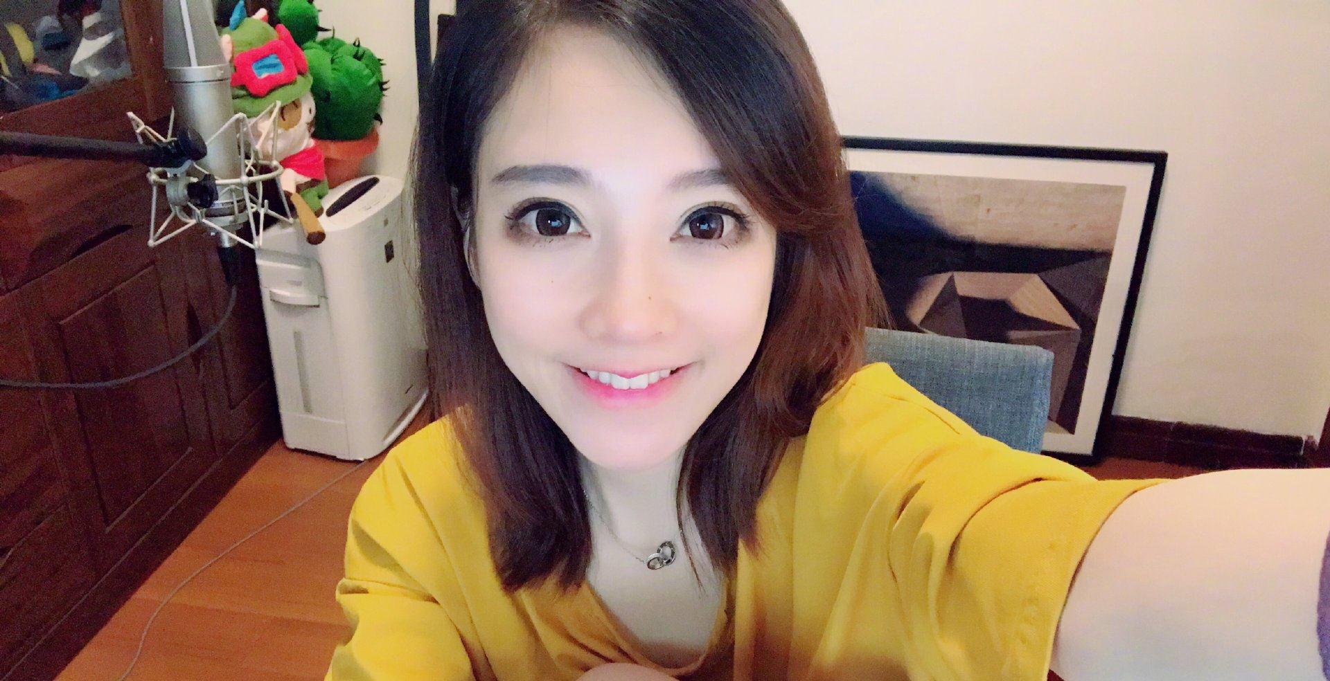 赵丽颖拍自然系大片挑战性感露肩礼服,冯提莫短发尽显中性之美