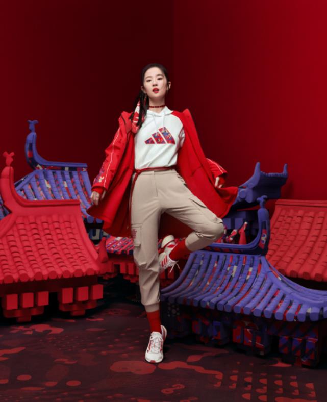 刘亦菲颜值巅峰:大红抹胸蓬纱裙秀完美身材,真正的“在逃公主”