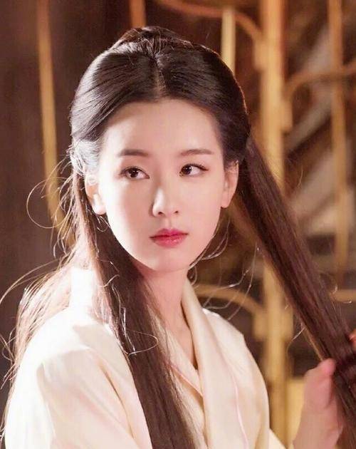 从“校花”进阶成“毯星”,陈都灵的气质网红做梦也整不出来