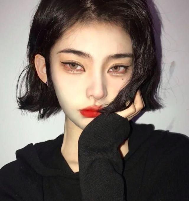 网络美女“西红柿”靠P图走红,生活中却判若两人