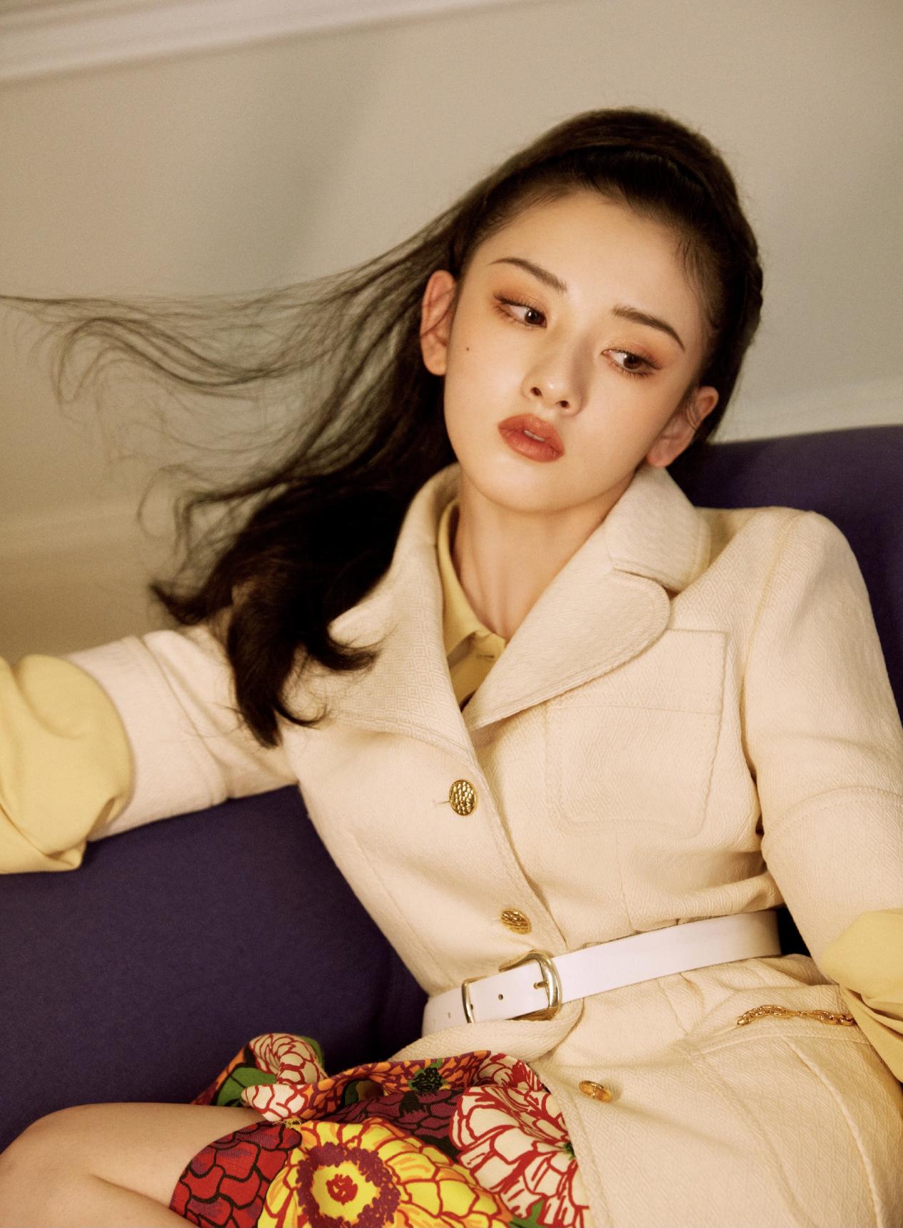 宋祖儿化身复古名伶，背靠沙发姿势好撩人