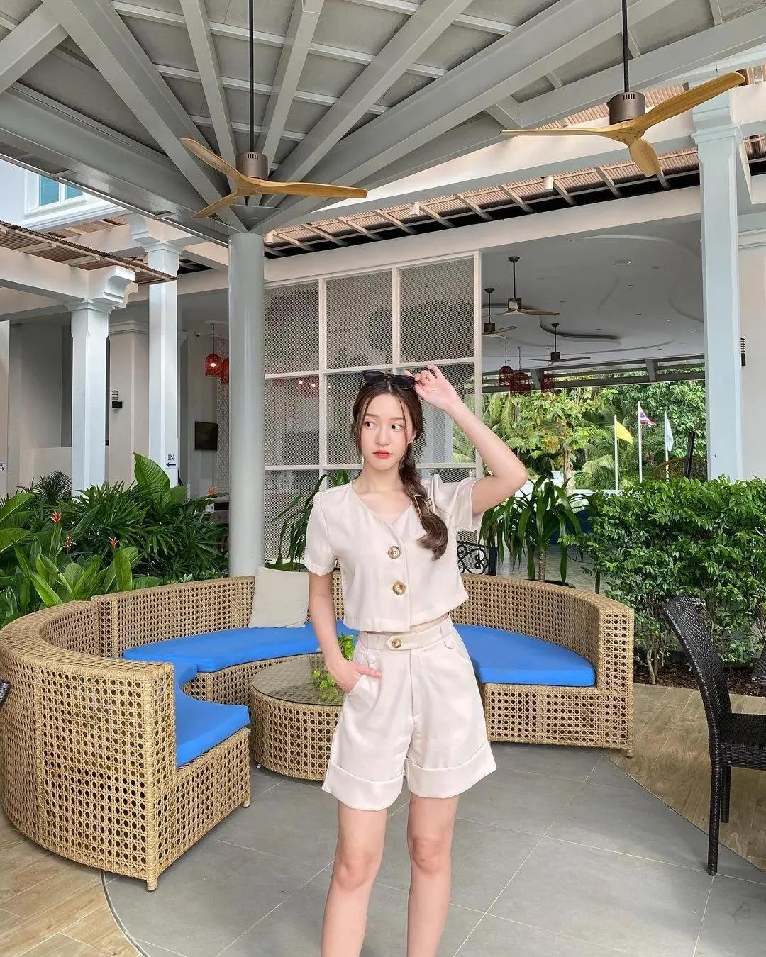 泰国小个子网红美女把露胸装穿得气质又时尚,真是又纯又欲!