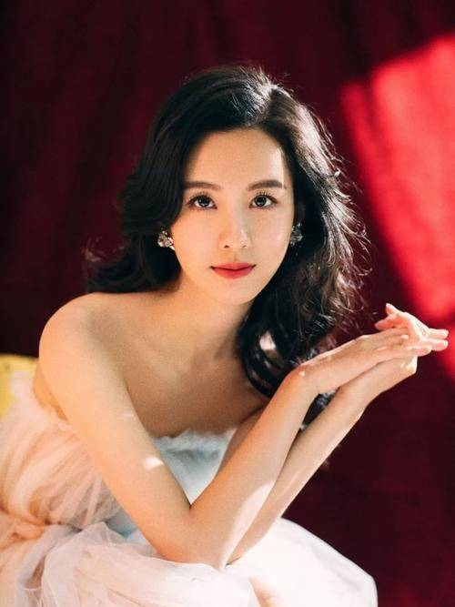 从“校花”进阶成“毯星”,陈都灵的气质网红做梦也整不出来