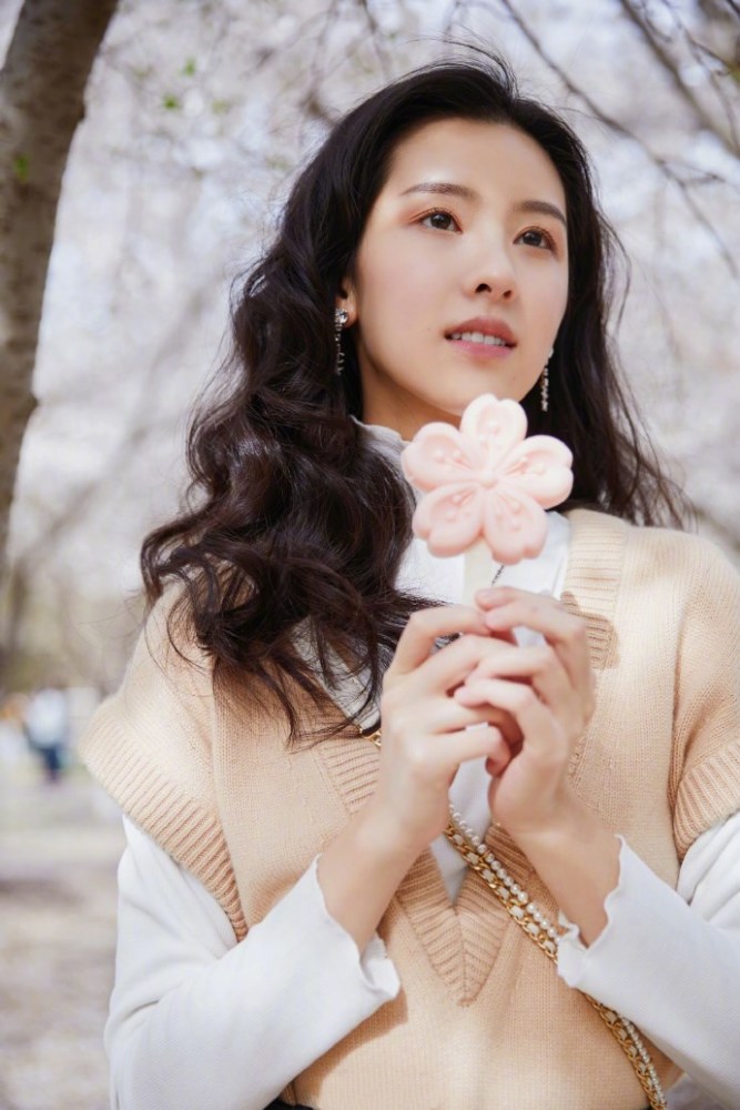 陈都灵春季出游装扮养眼,白色高领衫杏色毛衣清新甜美