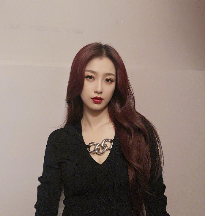 虞书欣穿黑色西装配大波浪发型，贵气十足