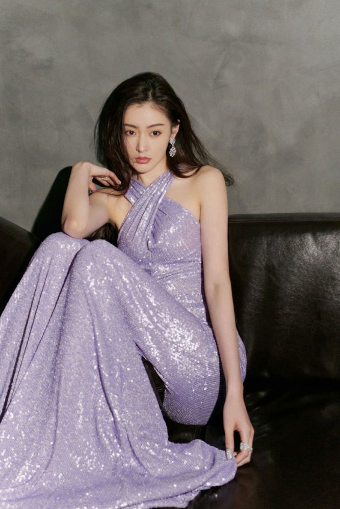 张天爱一袭白色吊带连衣裙成熟优雅,不愧为时髦精