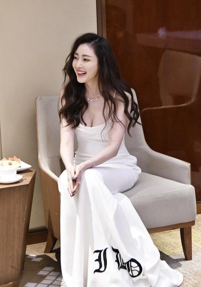 张天爱一袭白色吊带连衣裙成熟优雅,不愧为时髦精