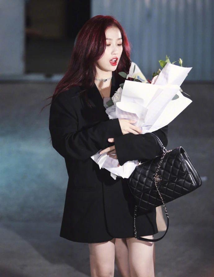 虞书欣穿黑色西装配大波浪发型，贵气十足