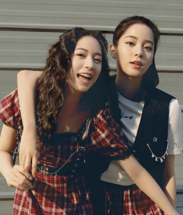 欧阳娜娜自己露腿让妹妹穿长裤,姿势太抢镜