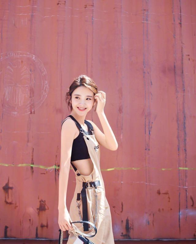 唐艺昕松散刘海加上治愈系笑容,少女身影融化我的心