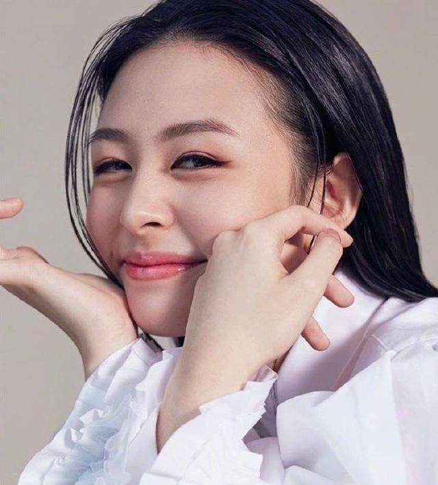 邱淑贞女儿沈月首次登杂志封面,眼神像极了妈妈