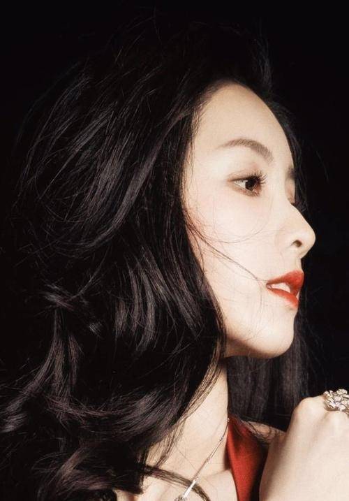 从“校花”进阶成“毯星”,陈都灵的气质网红做梦也整不出来