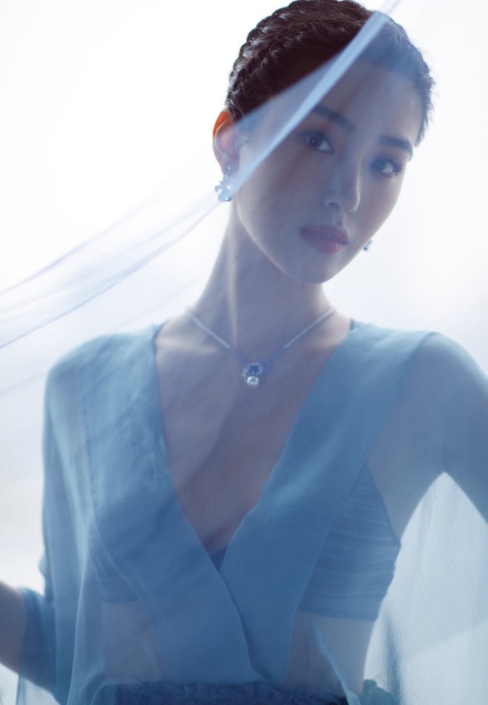 杨采钰轻薄网纱尽显身材,红毯上大杀四方