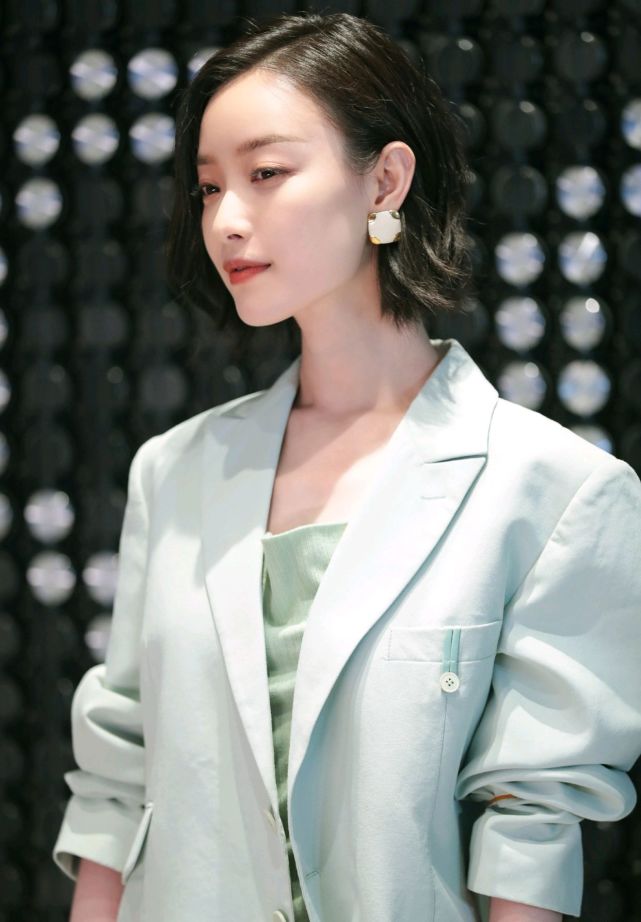 倪妮最新西装穿搭造型太撩人,气质又减龄