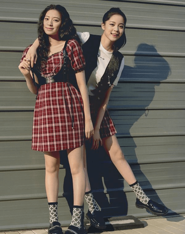 欧阳娜娜自己露腿让妹妹穿长裤,姿势太抢镜