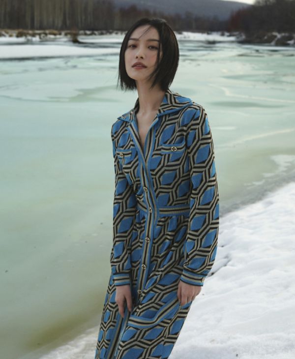 倪妮成“内娱最敢穿女星”？V领裙开到腰部一般人驾驭不了