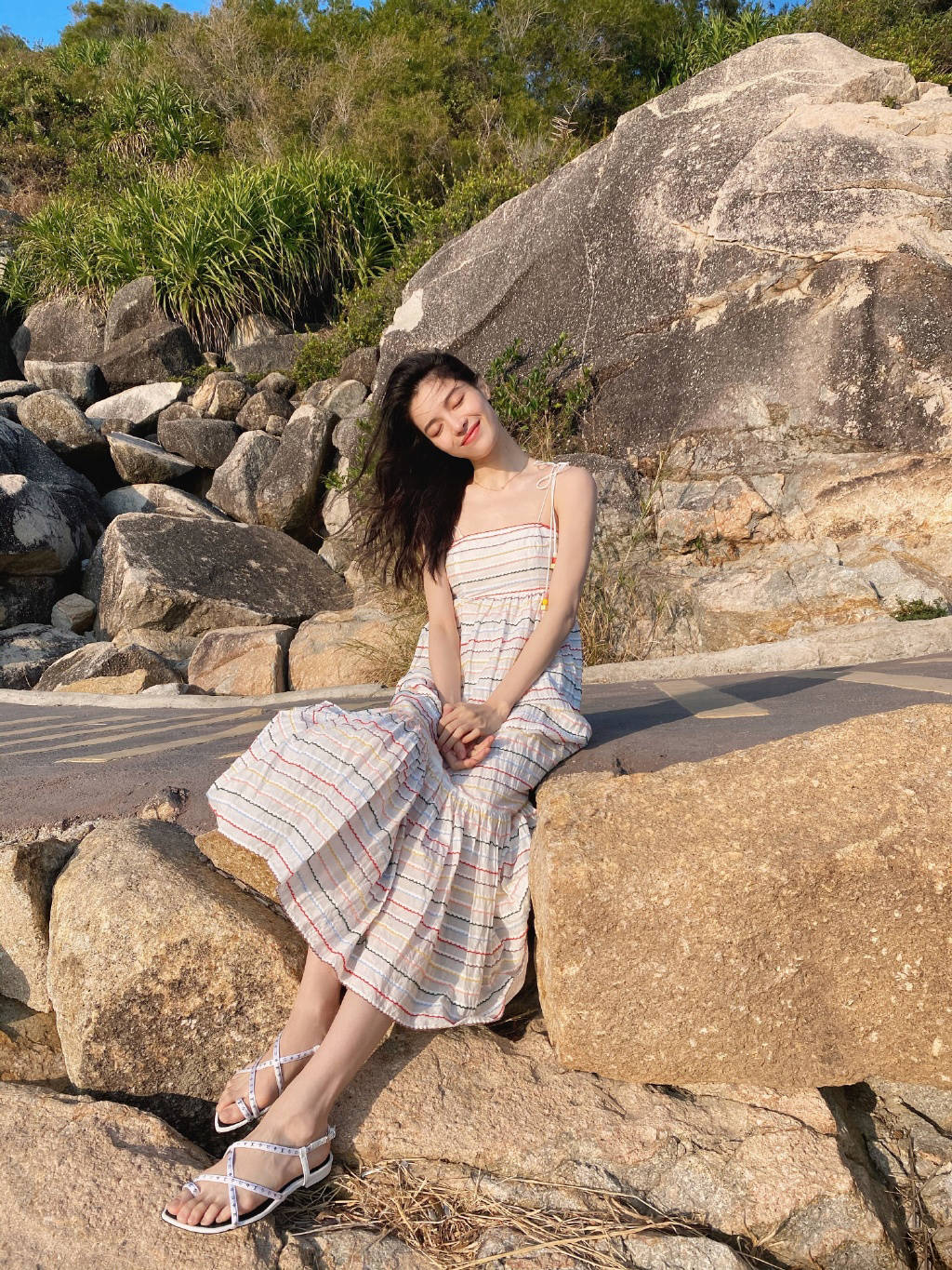 为什么时尚圈都钟爱钟楚曦，看她这几套夏日吊带裙装瞬间秒懂