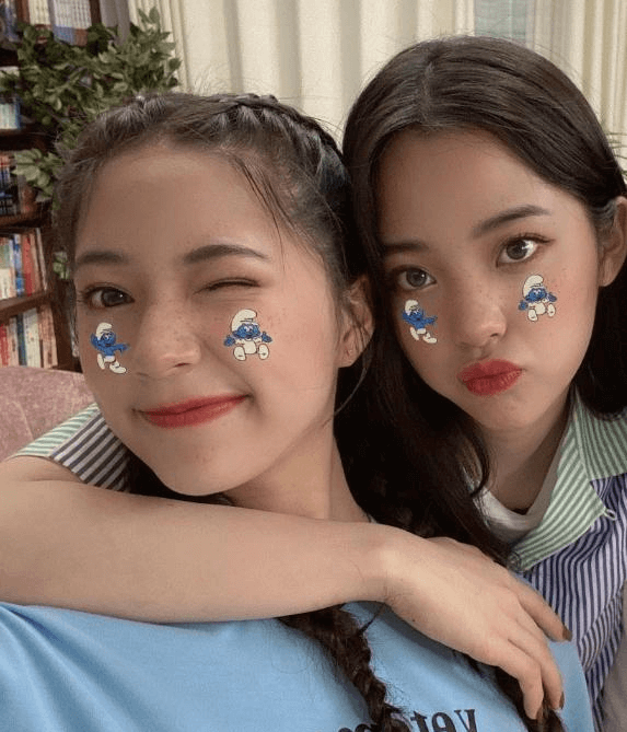 欧阳娜娜自己露腿让妹妹穿长裤,姿势太抢镜