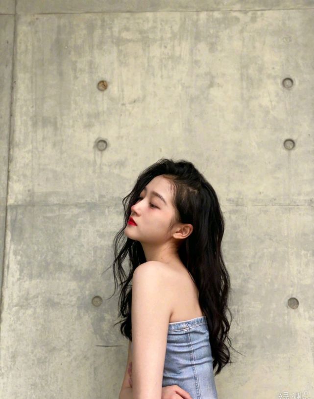 关晓彤最新穿搭轻松驾驭抹胸牛仔上衣,活力十足