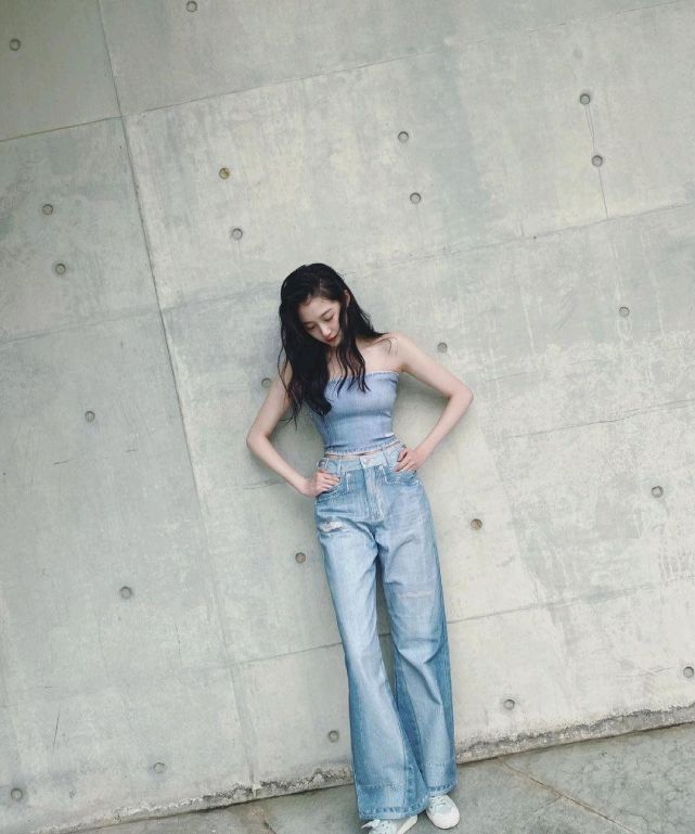 关晓彤最新穿搭轻松驾驭抹胸牛仔上衣,活力十足