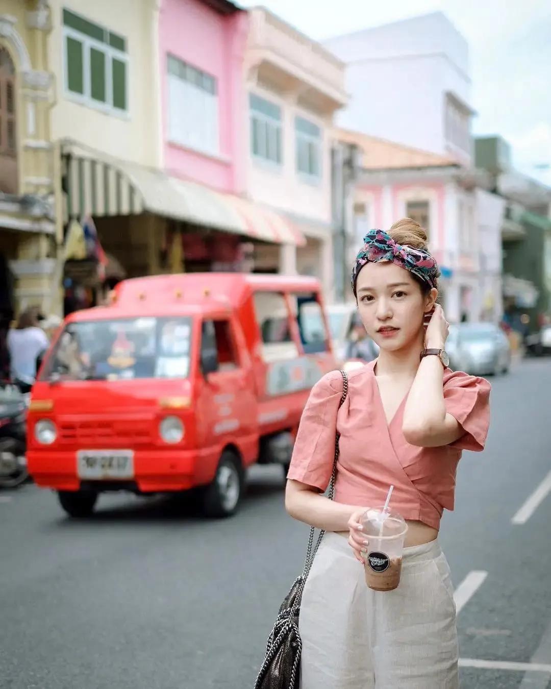 泰国小个子网红美女把露胸装穿得气质又时尚,真是又纯又欲!