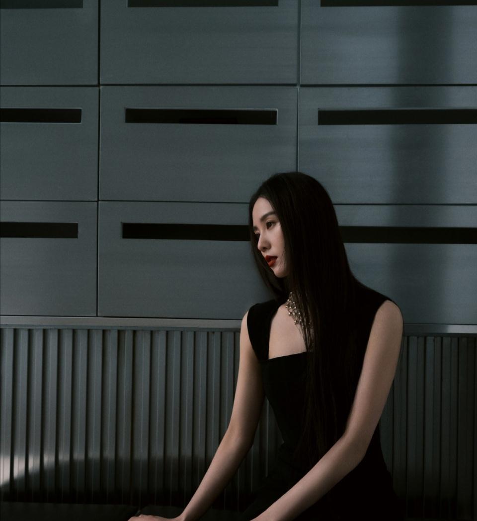 33岁刘诗诗穿黑色露背长裙拍大片，气质出众性感迷人