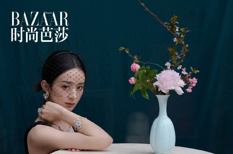赵丽颖夏日繁花大片曝光,眼神淡然而坚韧,网友直呼美得惊艳!