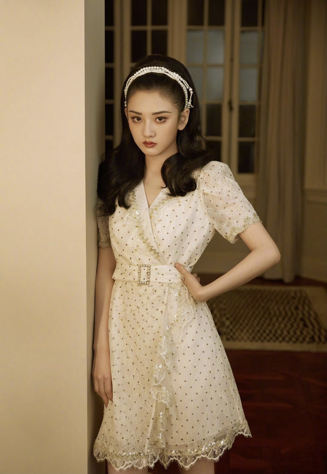 宋祖儿化身复古名伶，背靠沙发姿势好撩人