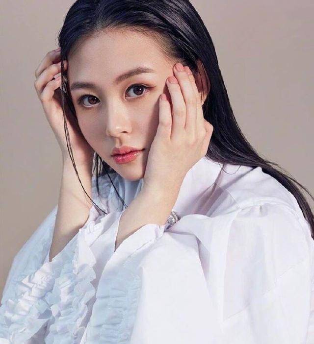 邱淑贞女儿沈月首次登杂志封面,眼神像极了妈妈