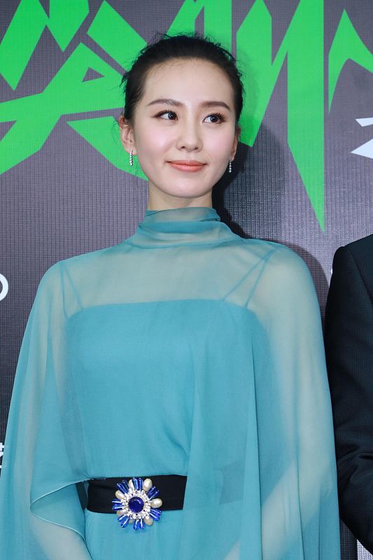 刘诗诗穿透肉色的衬衫,配紫红色口红也能HOLD住,一般人穿不出