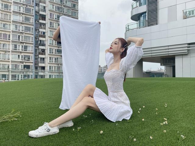 古力娜扎拿浴巾当反光板，小白裙配小白鞋效果惊艳