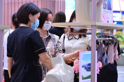 安莉芳“致敬经典”快闪店空降深圳，解锁优雅秘诀