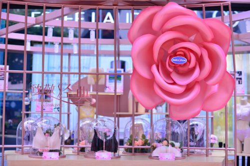 安莉芳“致敬经典”快闪店空降深圳，解锁优雅秘诀