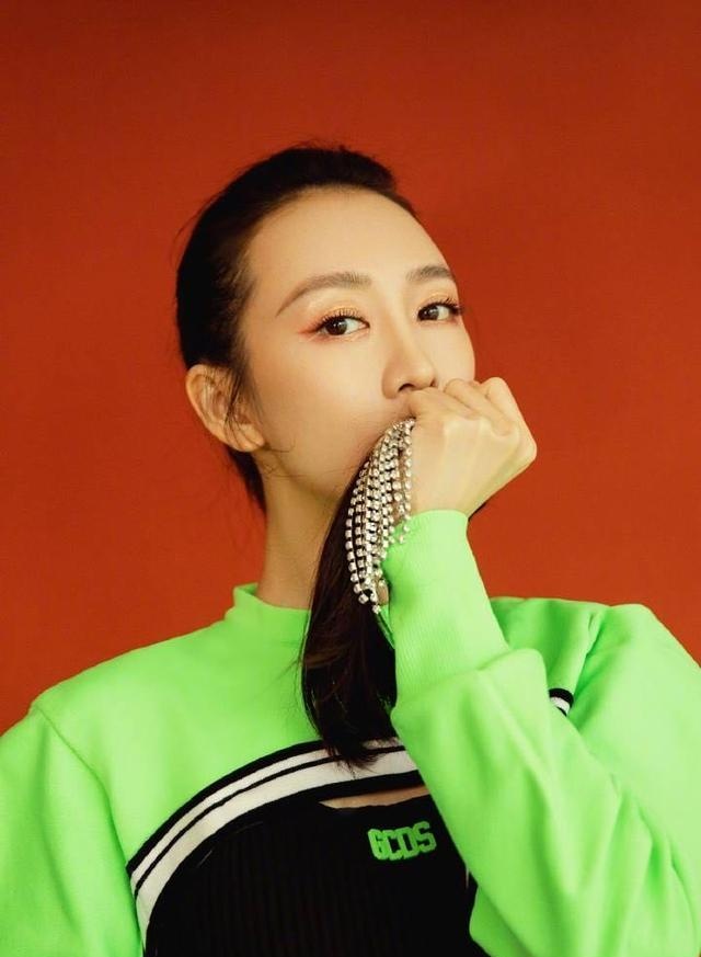 王鸥也要C位出道?穿亮绿色短上衣出镜,这发型我给100分