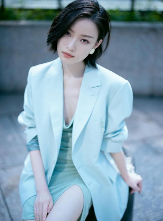 倪妮薄荷绿西装配开叉短裙,这气质太美了