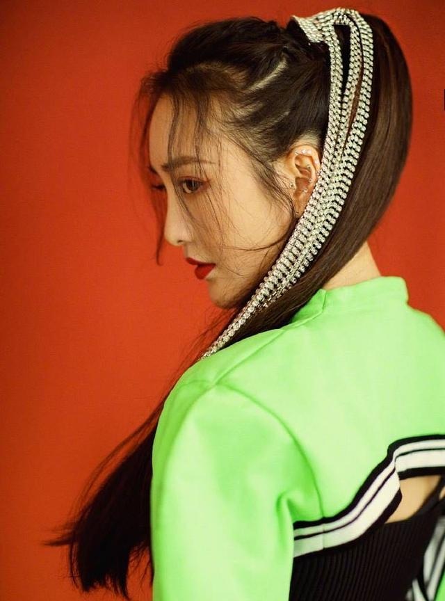 王鸥也要C位出道?穿亮绿色短上衣出镜,这发型我给100分
