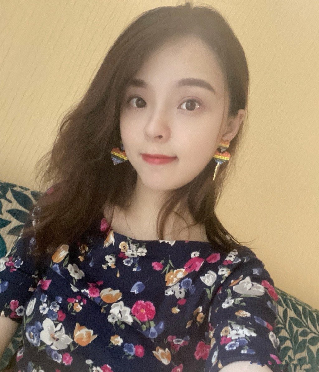 春意造型大比拼!腐团儿钻石袜亮眼,板娘的碎花裙看呆了安德罗妮