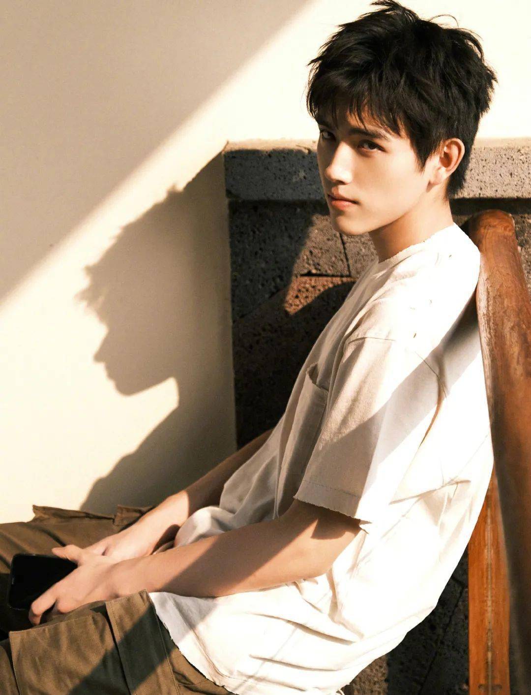 最新周末明星图片整理：刘诗诗封面、唐嫣张哲瀚大片、陈飞宇时尚写真