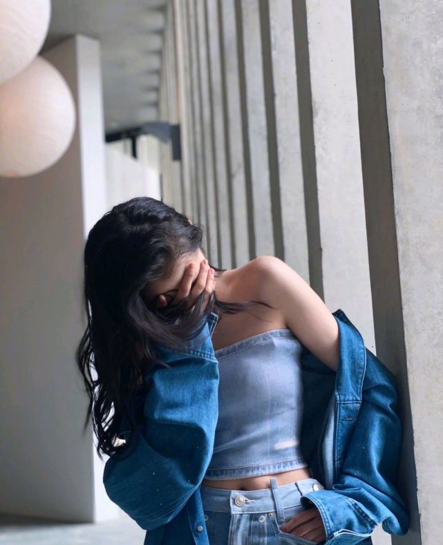 关晓彤最新穿搭轻松驾驭抹胸牛仔上衣,活力十足