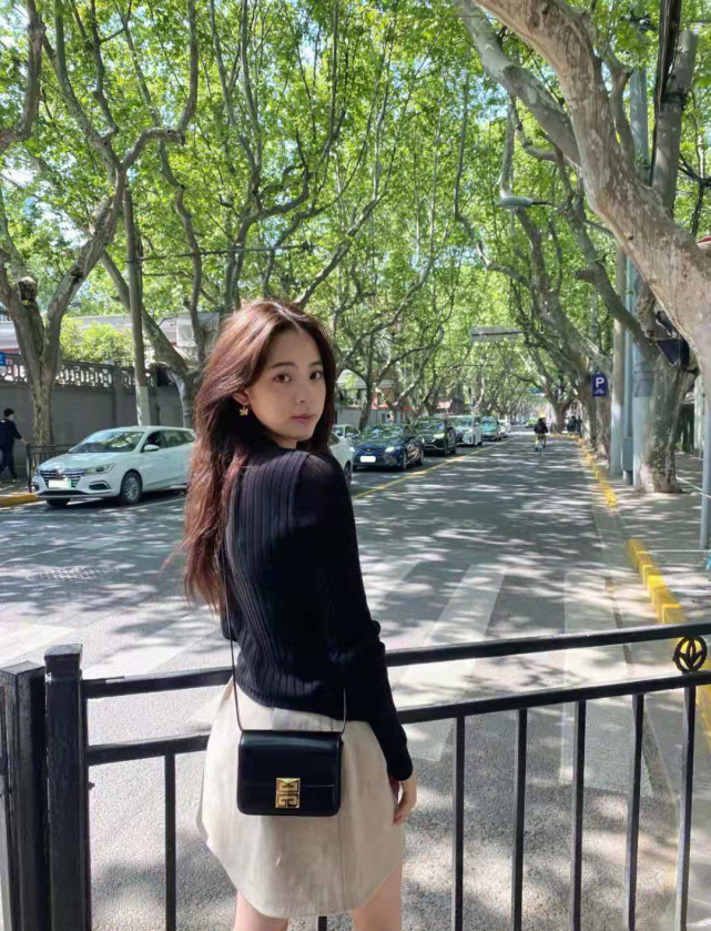 欧阳娜娜晒街拍美照 发迷惑数字网友众说纷纭