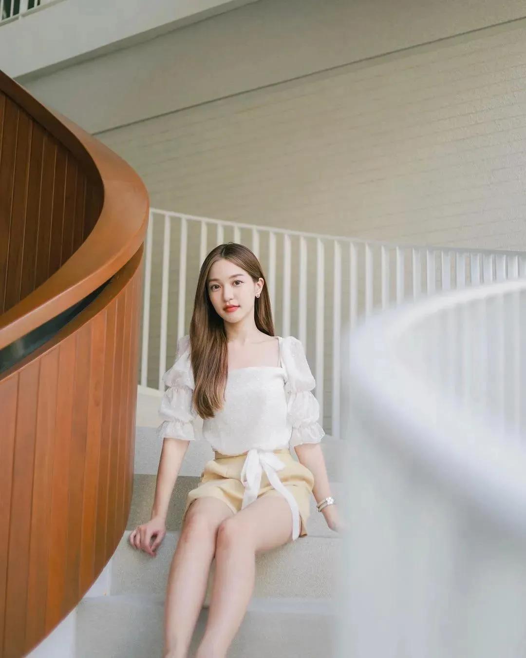 泰国小个子网红美女把露胸装穿得气质又时尚,真是又纯又欲!