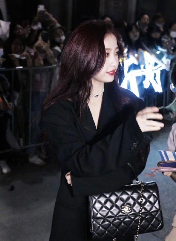 虞书欣穿黑色西装配大波浪发型，贵气十足